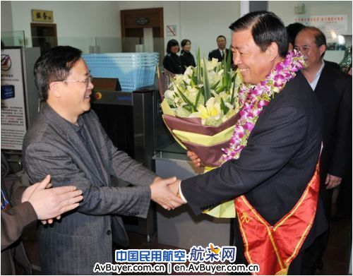 安徽机场集团董事长蒋厚玉一行赴京领奖载誉归来