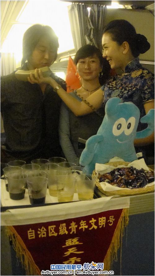 南航新疆分公司:蓝天示范组与旅客迎世博