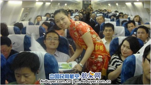 南航新疆分公司:蓝天示范组与旅客迎世博