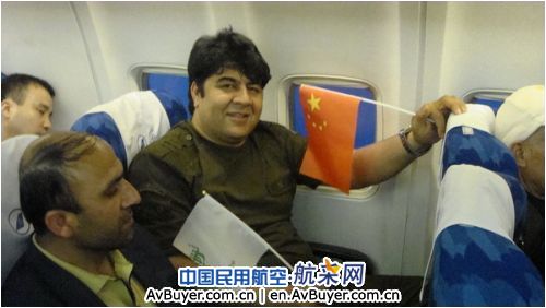 南航新疆分公司:蓝天示范组与旅客迎世博