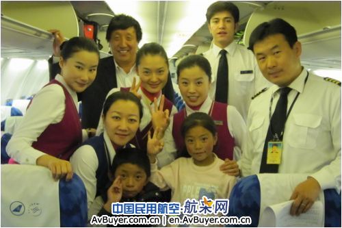 南航新疆乘务员：万米高空与地震孤儿心手相连
