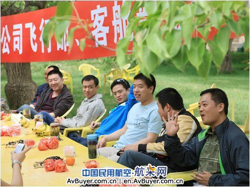 东航甘肃分公司飞行部与客舱部举行联谊会