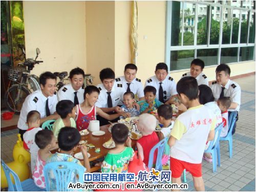 南航蓝盾号“大手牵小手”六一走进儿童福利院