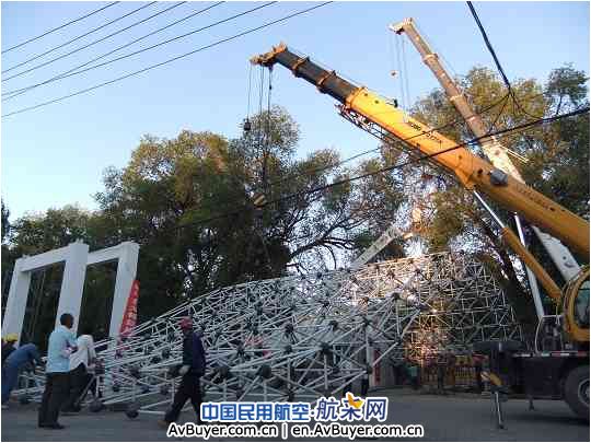 伊宁机场改换新式“门楣”