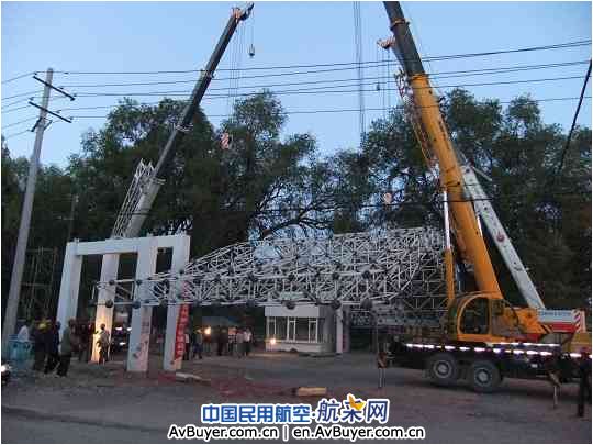 伊宁机场改换新式“门楣”