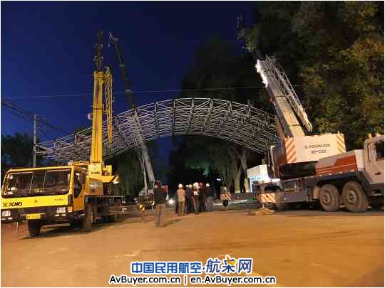 伊宁机场改换新式“门楣”