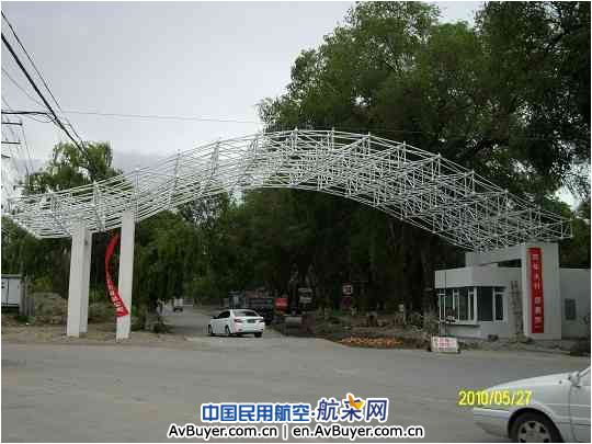 伊宁机场改换新式“门楣”