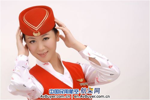 昆明航空乘务长西丽婉娜：制服的责任