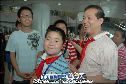 东航北京热情迎送少代会上海小代表返程