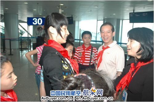 东航北京热情迎送少代会上海小代表返程