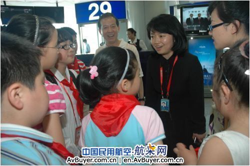 东航北京热情迎送少代会上海小代表返程