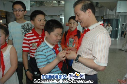 东航北京热情迎送少代会上海小代表返程