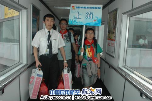 东航北京热情迎送少代会上海小代表返程