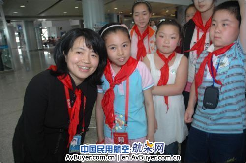 东航北京热情迎送少代会上海小代表返程