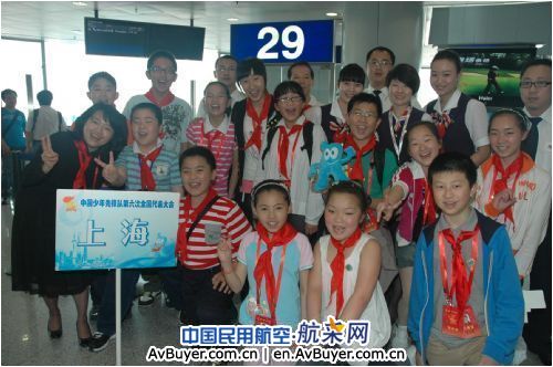 东航北京热情迎送少代会上海小代表返程