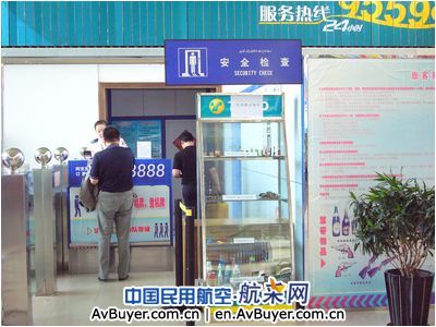 阿克苏机场设置“违禁物品展柜”