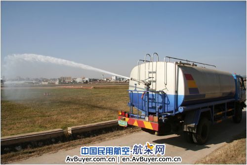 昆明机场：多种方法齐上阵　春夏之交驱鸟忙