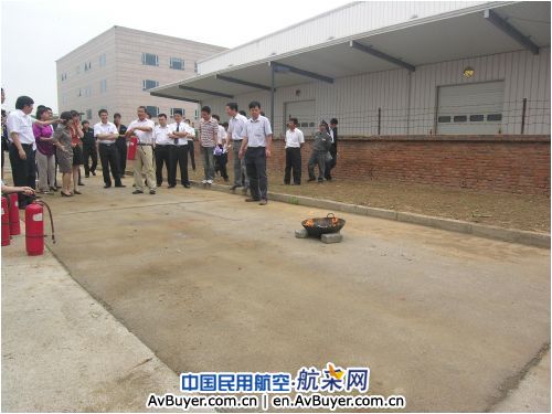 东航北京注重实地操作开展消防培训