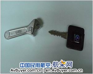 乌机场安检查获“车钥匙”及“扳手”式火机