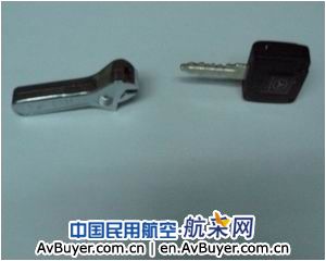 乌机场安检查获“车钥匙”及“扳手”式火机