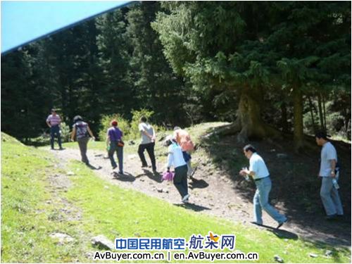 缅怀革命先烈，继承革命旗帜