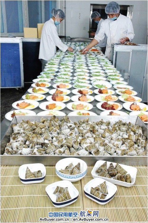 南航北方公司在端午节为乘客备好美味粽子