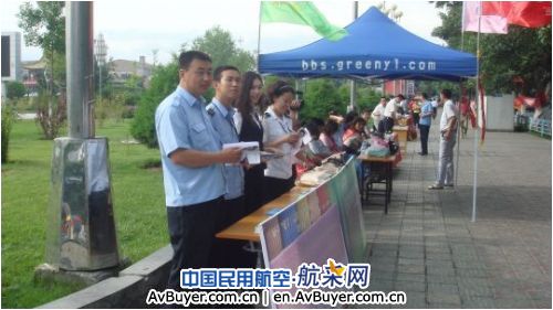 伊宁机场参加伊犁州“安全生产月”咨询日活动