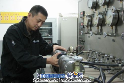 记陕西省经济技术创新标兵、东航机务郭志刚