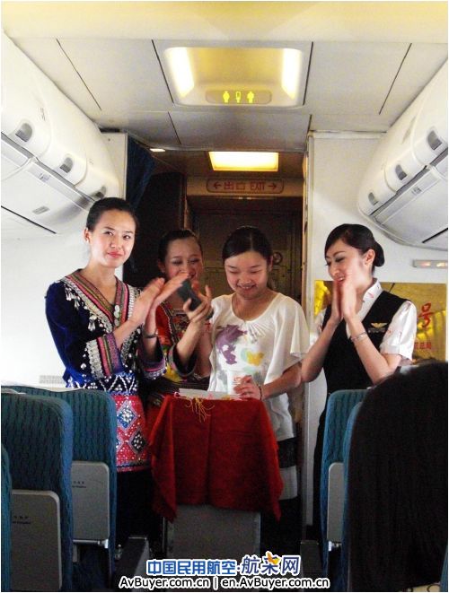 昆航“阿诗玛”乘务组：航班情谊浓，端午传真情