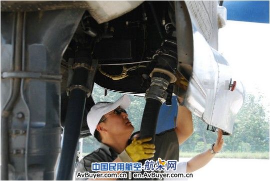 洛阳机场机务无惧高温 保障正常飞行训练