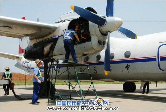 洛阳机场机务无惧高温 保障正常飞行训练