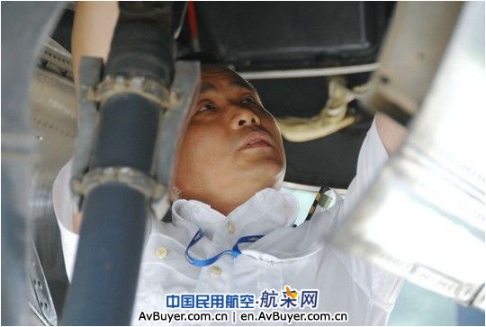 洛阳机场机务无惧高温 保障正常飞行训练