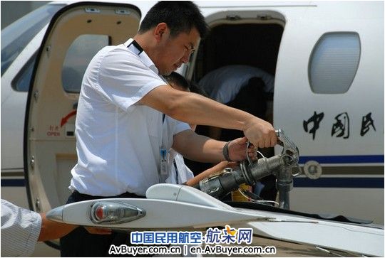 洛阳机场机务无惧高温 保障正常飞行训练