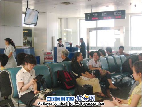 雷雨天气,东航甘肃分公司紧急保障延误航班