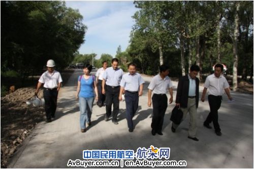 国家扩大内需检查组检查伊宁机场改扩建工程