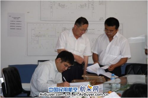 国家扩大内需检查组检查伊宁机场改扩建工程