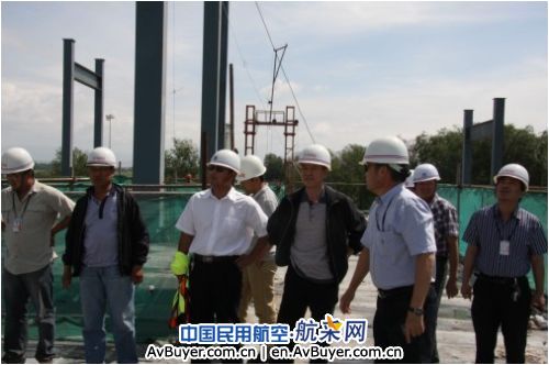 国家扩大内需检查组检查伊宁机场改扩建工程