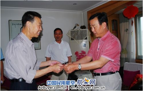 东航甘肃分公司党委“七.一”前夕慰问患病党员