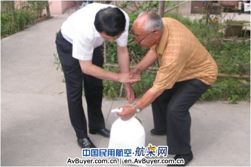 南航新疆公司客舱部 让党徽在每个角落闪光