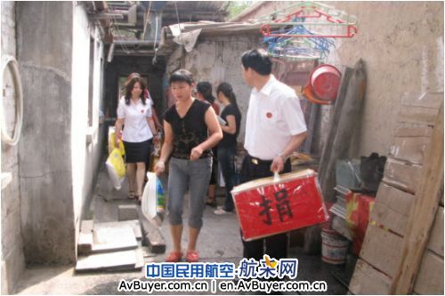 南航新疆公司客舱部 让党徽在每个角落闪光