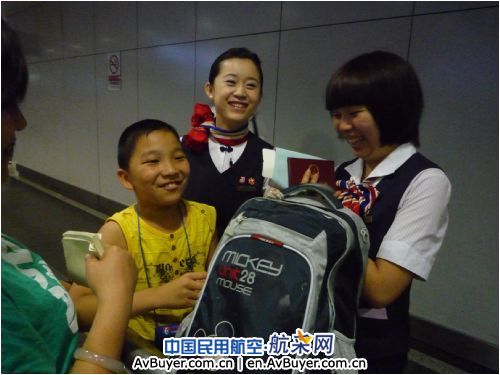 东航精心关照暑期——空中“邮寄”儿童