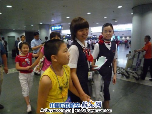 东航精心关照暑期——空中“邮寄”儿童
