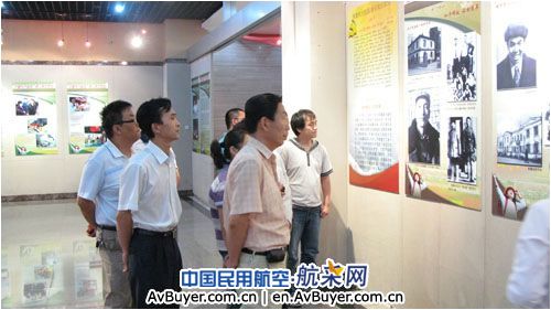 参观热爱伟大祖国建设美好家园图片展