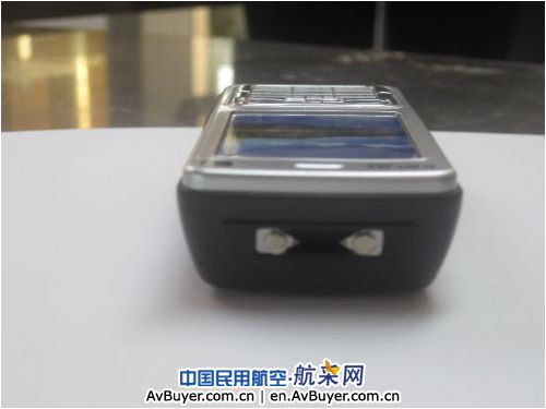 新疆克拉玛依机场安检查获高仿真手机式电击器