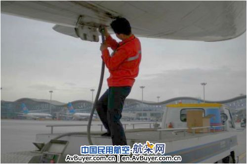 南航新疆勤务保障部门加强停机坪安全管理培训