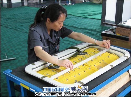 国航成都维修基地首次完成A321新型滑梯翻修工作