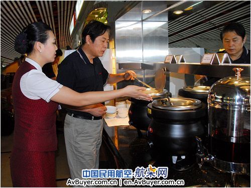 国航地服提升两舱休息室餐食品质
