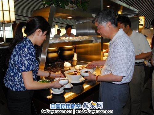 国航地服提升两舱休息室餐食品质