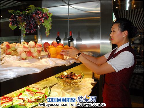 国航地服提升两舱休息室餐食品质