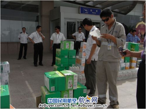 和田机场开展夏日“送凉爽”活动